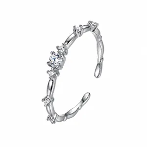 Gedetailleerd overzicht van een elegante verstelbare zilveren ring met zirkonias