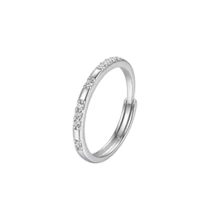 Gros plan d'une bague minimaliste en argent sterling s999 avec des zircons cubiques