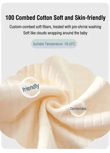 Détail macro du tissu en coton peigné 100% pour body bébé, très doux et respirant