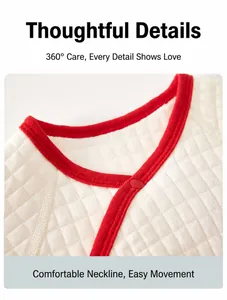 Détail de la barboteuse matelassée pour nouveau-né avec encolure à bord rouge