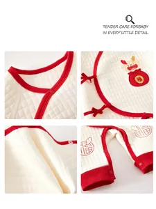 Barboteuse matelassée hiver nouveau-né avec bordure rouge et motif dragon festif