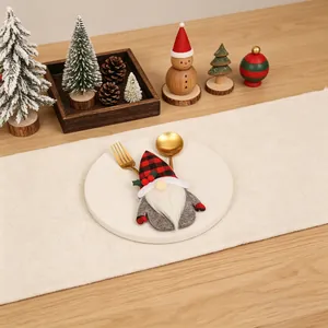 Nahaufnahme der weihnachtlichen Gnom-Besteckhalter auf festlich dekoriertem Tisch