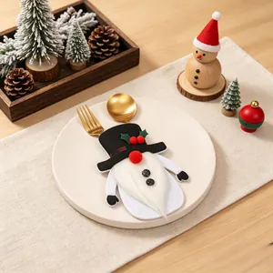 Detailaufnahme eines weihnachtlichen Besteckhalters in Gnom-Form für den Tisch