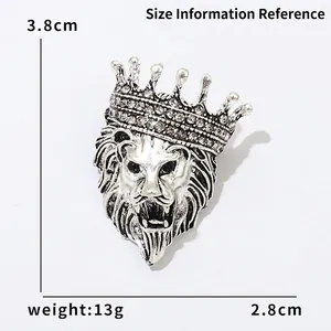 Détail d'une broche tête de lion vintage avec couronne sertie de strass brillants