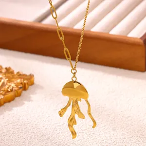 Primo piano di una collana in acciaio inossidabile dorato con pendente a forma di medusa