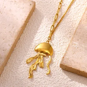 Dettaglio di un ciondolo a forma di medusa in acciaio inossidabile dorato con catena