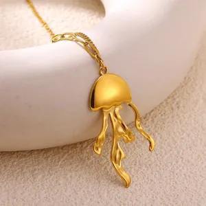 Dettaglio di una collana con ciondolo a medusa in acciaio inossidabile dorato mare.