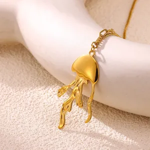 Dettaglio di una collana con ciondolo a forma di medusa in acciaio inossidabile dorato