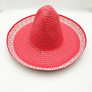 Vue détaillée d'un sombrero mexicain rouge tissé avec bordure à motifs décoratifs
