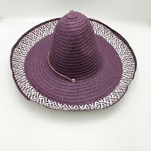 Détail de la texture tissée à la main et du motif zigzag blanc sur le chapeau violet