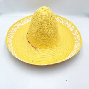 Vue détaillée d'un sombrero mexicain tressé jaune avec bordure à motifs blancs