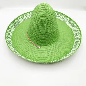 Détail de haute qualité d'un chapeau de paille mexicain vert avec un large bord blanc