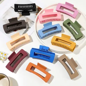 Vue détaillée de plusieurs pinces à cheveux rectangulaires mates et colorées