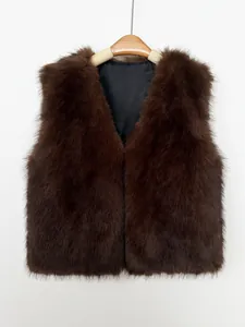 Vue de face d'un gilet en fausse fourrure marron foncé avec col en V pour femme sur cintre