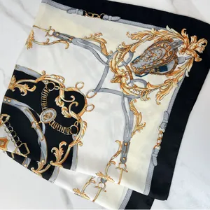 Elegante pañuelo de seda sintética de 70cm con estampado barroco ecuestre de cadenas