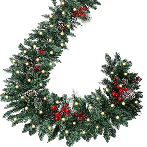 Ghirlanda di Natale artificiale da 2,7 m con luci LED, bacche rosse e pigne decorative