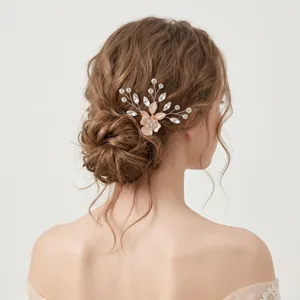 Nahaufnahme eines handgefertigten Haarkamms mit roségoldenen Blumen und Kristallen