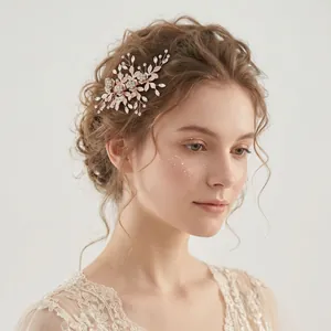 Eleganter handgefertigter Braut-Haarkamm mit roségoldenen Blumen, Kristallen und Strass
