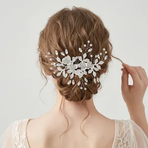 Eleganter silberner Blumen Haarkamm mit Kristallen für Hochzeitsfrisuren