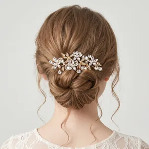 Élégant peigne à cheveux de mariée avec fleurs et strass sur un chignon classique