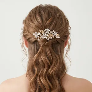 Peigne à cheveux élégant avec fleurs en strass et feuilles dorées pour la mariée