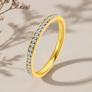 Bague d'éternité élégante en acier inoxydable doré avec pierres en micro-pavé clair