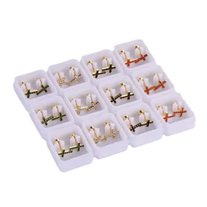 Set de 12 pares de pendientes de cruz de colores con strass en cajas blancas
