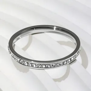 Elegante anello eternity in acciaio inossidabile da 2 mm con cristalli, tono argento