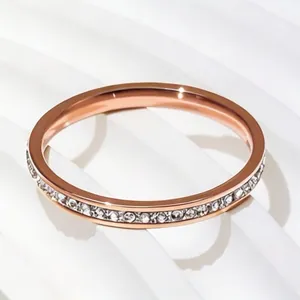 Elegante anello in acciaio inossidabile oro rosa con fascia da 2mm e cristalli intarsiati
