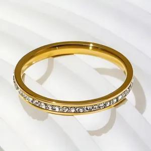 Anello Eternità in Acciaio Inossidabile da Donna Fascia Sottile con Pavé di Strass Gioielli di Moda Eleganti Anello Impilabile