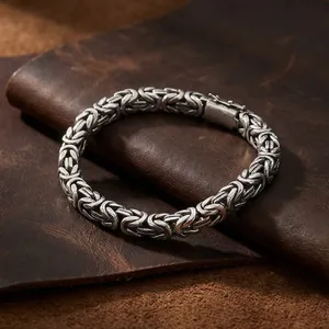 Vue détaillée d'un bracelet gourmette byzantin en acier inoxydable au fini vintage
