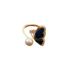 Eleganter vergoldeter verstellbarer Ring mit Schmetterling aus Perlmutt und einer weißen Perle