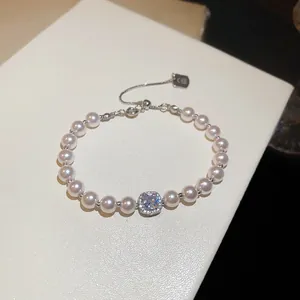 Elegante bracciale di perle bianche con ciondolo in cristallo quadrato e chiusura a scorrimento