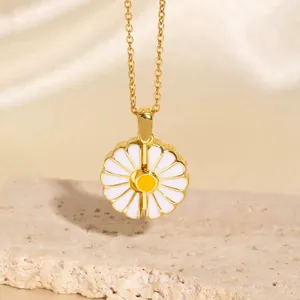 Detalle del collar minimalista con colgante de margarita y mecanismo de apertura dorado