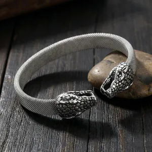 Detailansicht des Punk-Stil Schlangenkopf-Mesh-Armbands aus Titanstahl für Herren