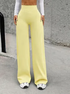 Dettaglio di pantaloni yoga giallo brillante a vita alta e gamba larga stile street