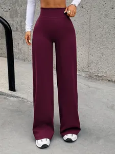 Vista dettagliata dei pantaloni da yoga bordeaux a vita alta con vestibilità a gamba dritta