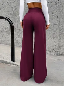 Vista posteriore dei pantaloni yoga bordeaux a vita alta e gamba larga che mostra la vestibilità