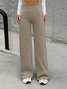 Dettaglio di pantaloni yoga kaki a vita alta con un design a gamba larga senza cuciture