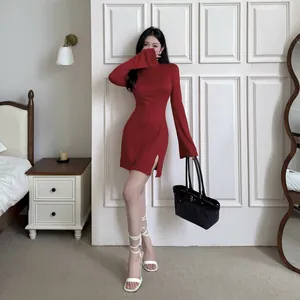 Robe courte sexy rouge à manches longues, col semi-haut et fente latérale pour femme