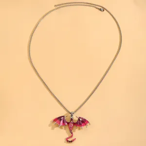 Vintage Drachen-Halskette mit Emaille und Strass in einer detaillierten Nahaufnahme.