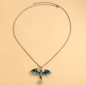 Detailansicht einer blauen Vintage-Emaille-Drachen-Halskette mit silberner Kette.