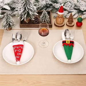Porte-couverts de Noël festifs en tissu non tissé sur une table de fête bien décorée
