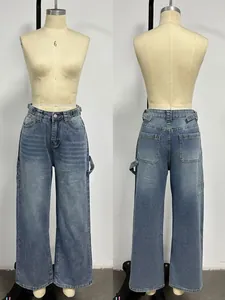 Vue détaillée avant et arrière d'un jean large délavé pour femme sur un mannequin.
