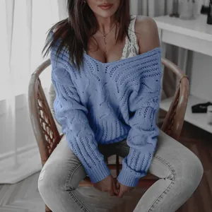 Stylischer blauer Damen-Strickpullover mit V-Ausschnitt und schulterfreiem Design.