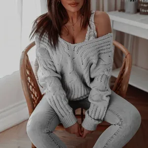 Schicker grauer Zopfstrickpullover mit doppeltem V-Ausschnitt und schulterfreiem Design