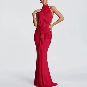 Robe de soirée rouge dos nu élégante avec taille drapée et coupe longue