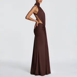 Robe de soirée dos nu marron élégante avec détails drapés sur les hanches.