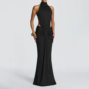 Élégante robe de soirée noire dos nu avec licou et détails froncés à la taille, longueur sol
