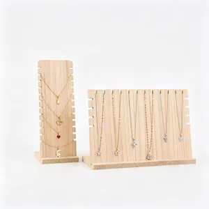 Λεπτομερής προβολή της ξύλινης βάσης κολιέ με εγκοπές για την αποθήκευση κοσμημάτων
